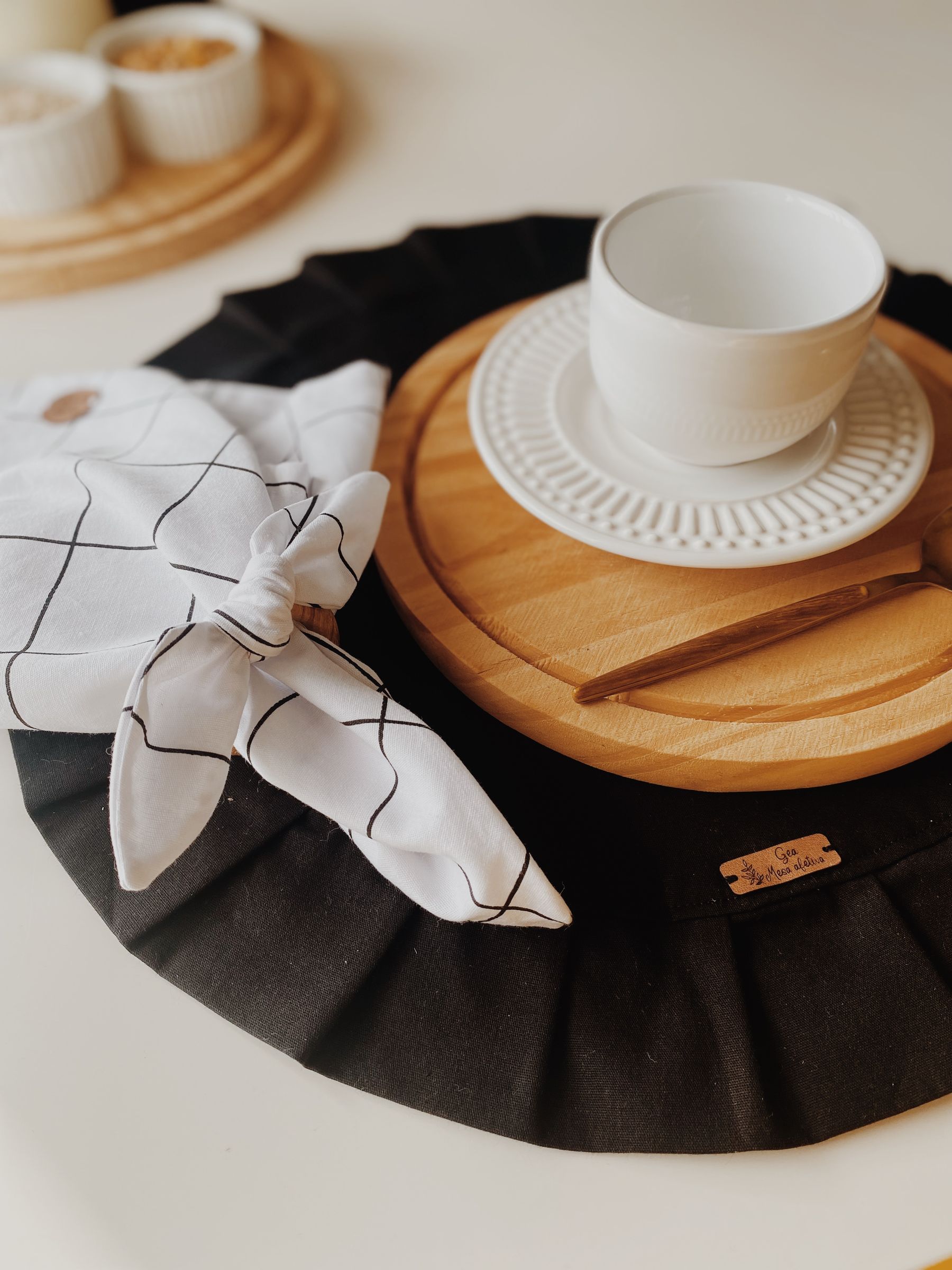 Minimalistyczna jadalnia z ceramiczną zastawą na jasnych stołach